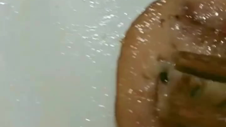  网友爆料:昨天买的猪肉,里面发现疑似虫子的东西,大家看看,这是啥玩意?猪肉这么贵,吃着咋