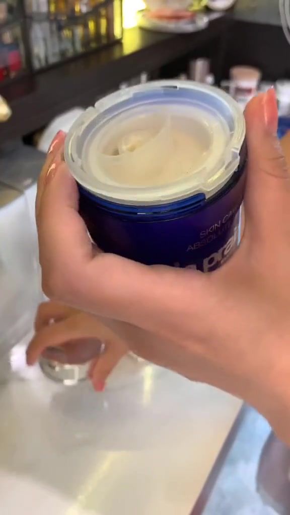 “贵妇级”莱伯妮鱼子酱面霜,撬开那一刻惊呆了,几千块就这样?