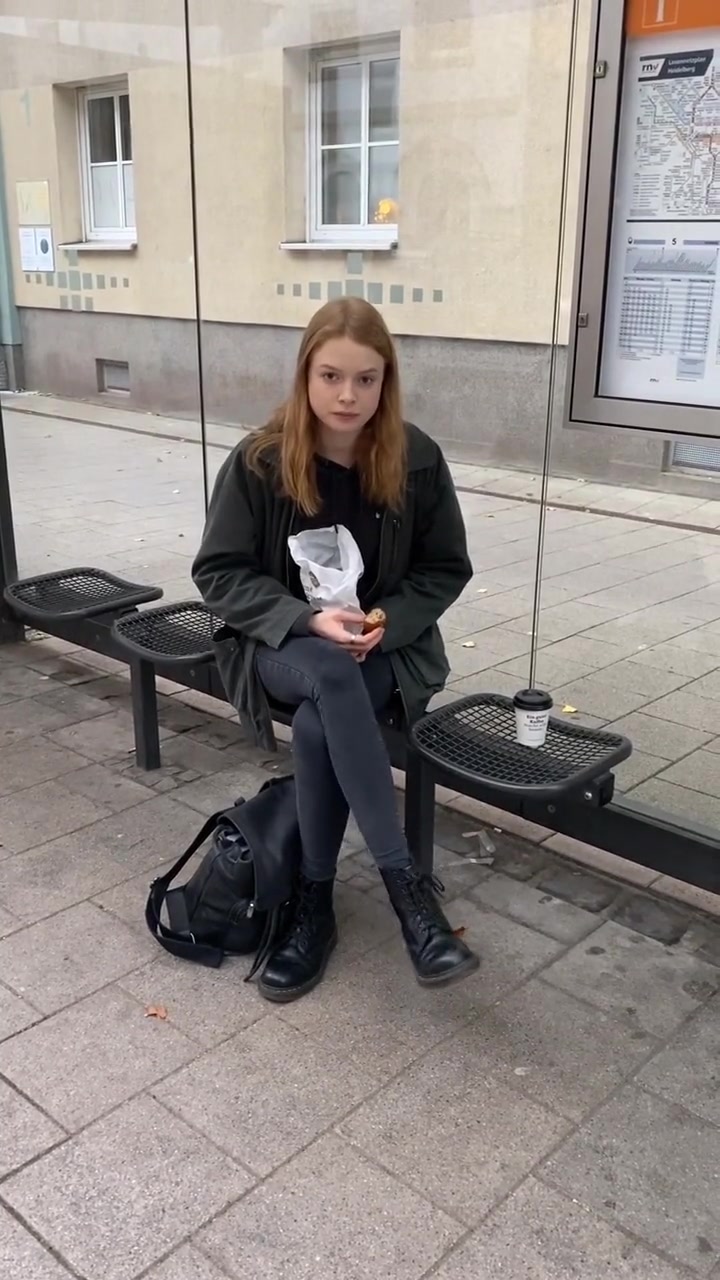 德国美女坐在休息椅上吃早餐,看一看美女早餐吃的是什么?