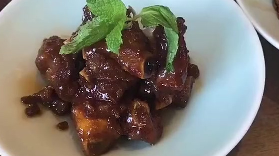 网友投稿,外地人来上海旅游,我们自带馒头,3个凉菜,6屉包子(小6个),没吃饱花了582,
