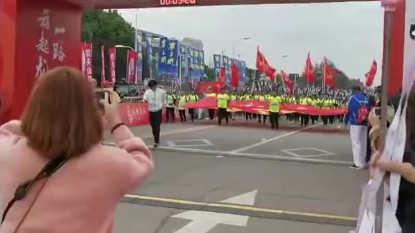 【马拉松志愿者称领到变质面包:连拆3个都变质,有人吃了拉肚子】10月27日,2019襄阳马