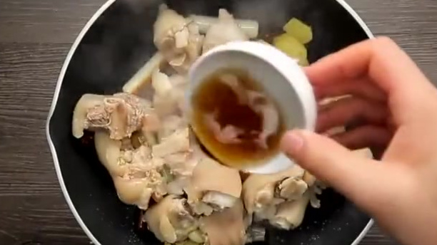 秋冬季节,没有热乎乎的汤水怎么行?那么,养生女孩都在喝什么?板栗乌鸡汤、黄豆炖猪脚、紫薯芝