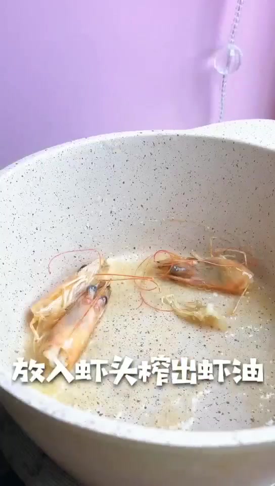 宝宝鲜虾卡通面,这款炒面营养丰富又补钙,色香味俱全