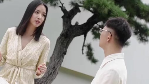 本期《我们私聊吧》著名摄影师韦韦来与好友张梓琳走心深聊,首位华人世界小姐的爱情故事却有如此