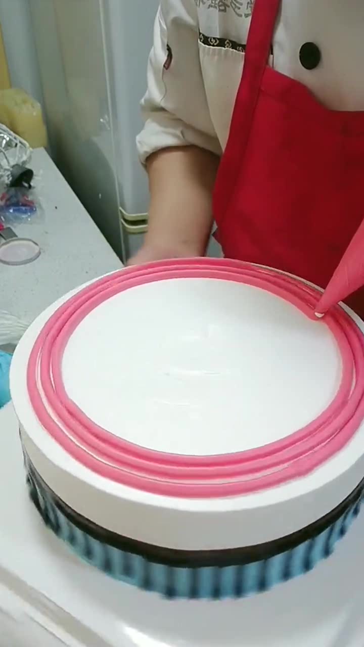 做蜘蛛侠蛋糕,明明是很酷的元素,扑面而来的却是粉色少女心气息
