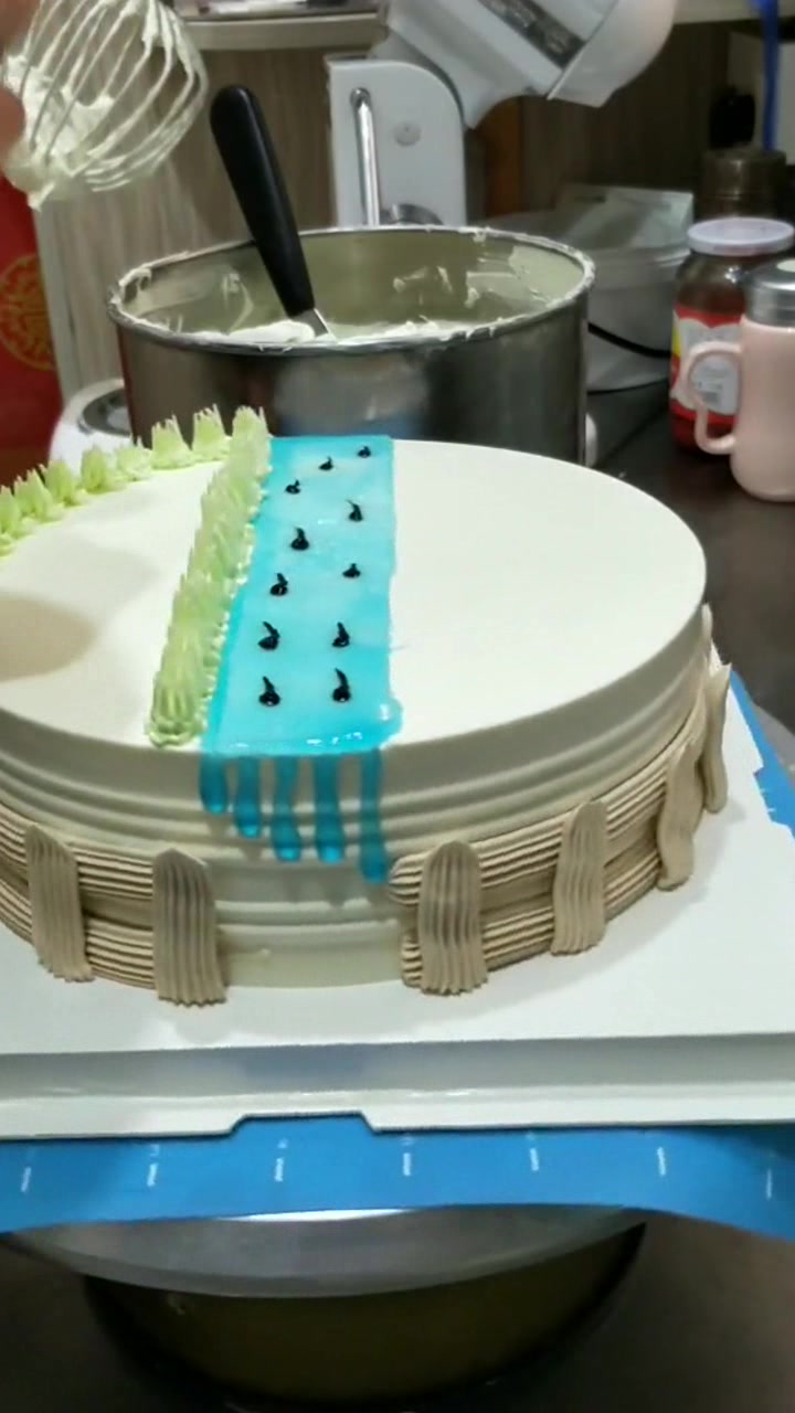 小猪佩奇蛋糕,做给小宝宝的蛋糕,颜色要这样搭配才好看!学到了