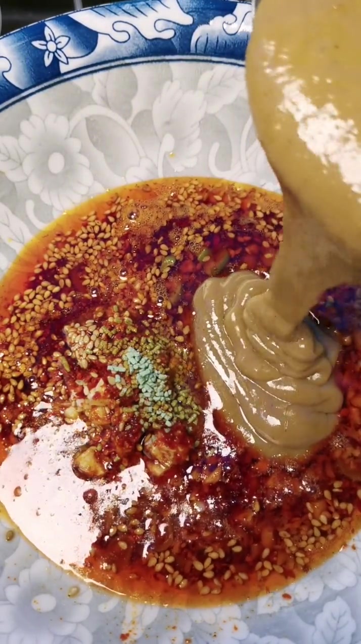 家庭版麻酱宽粉制作方法,看着成品满满的食欲,简直太好吃了吧