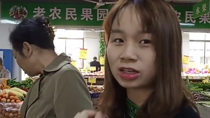 【女大学生转行去卖菜:行行出状元,卖菜也要卖出档次】长沙一菜市场出现“自选自购摊位”,蔬菜