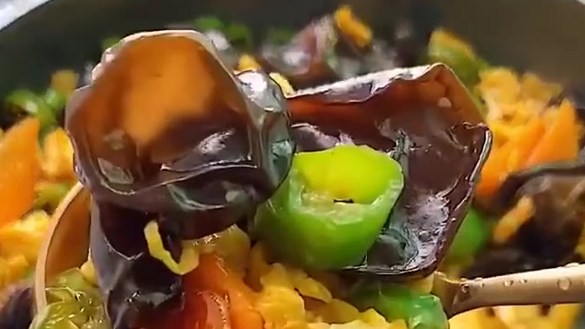 听说最近鸡蛋价格上涨了,但还是挡不住喜欢吃鸡蛋的心,可以留着以后再用~青椒木耳炒鸡蛋,很下