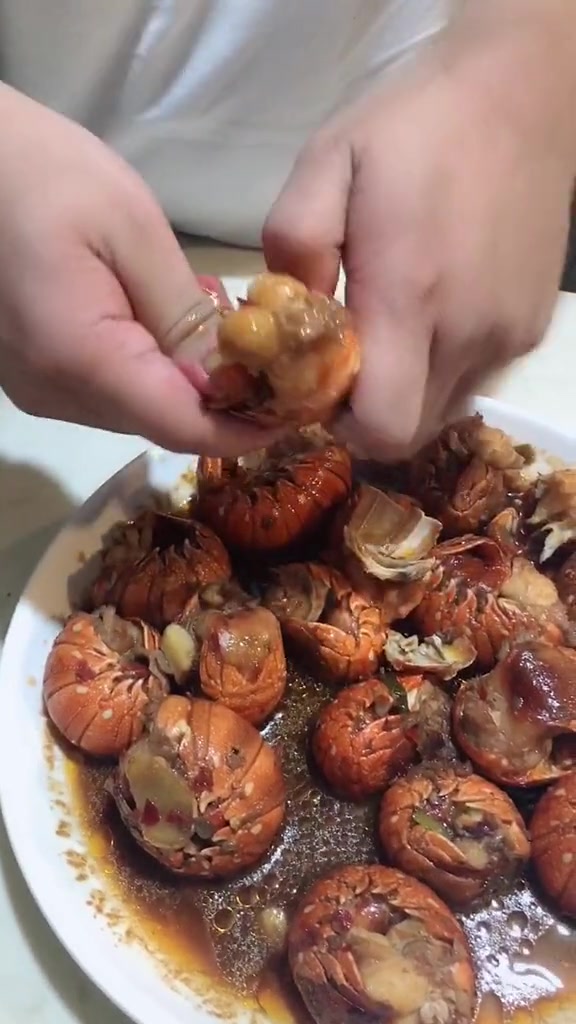 挑战麻辣龙虾尾,你们吃的龙虾尾有我吃的大吗?