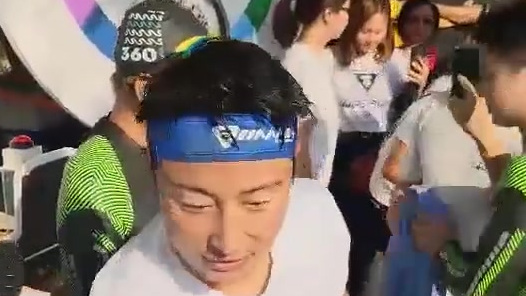 方力申完成创举,成功挑战45公里香港环岛泳!!!上水的历史一刻实在是太感人了,果然是飞鱼王