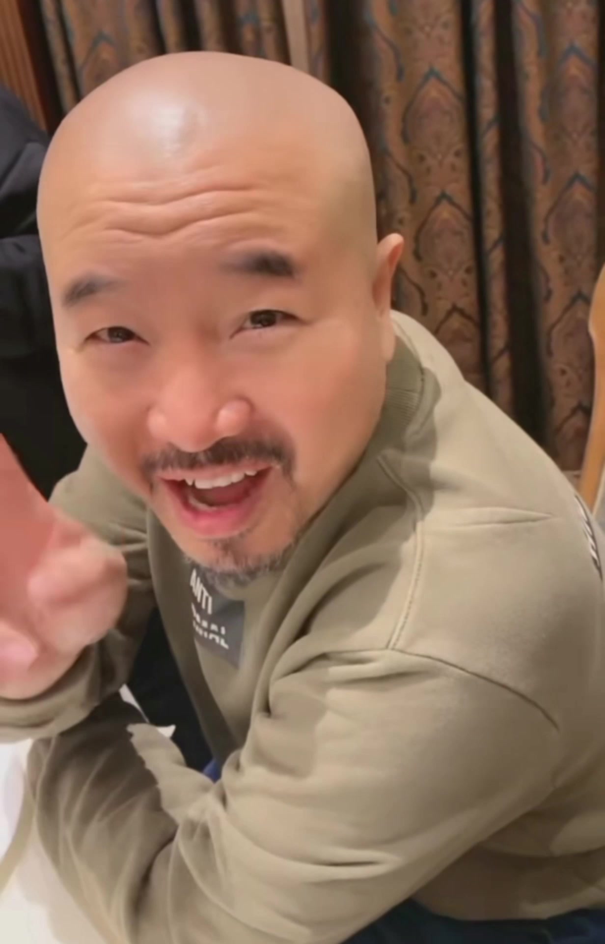 刘能竟给73岁的丈母娘送这生日蛋糕,可想他有多幸福?