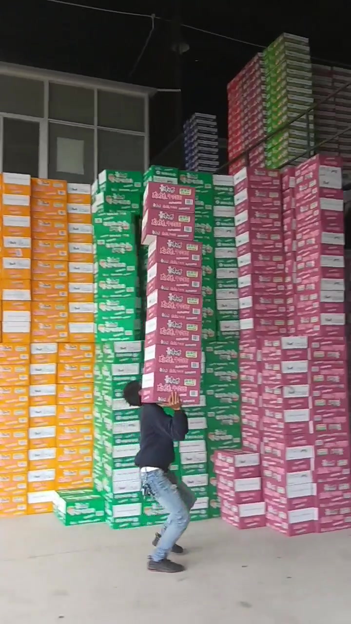 本以为是王者,没想到是青铜,方便面箱子太高竟然倒了