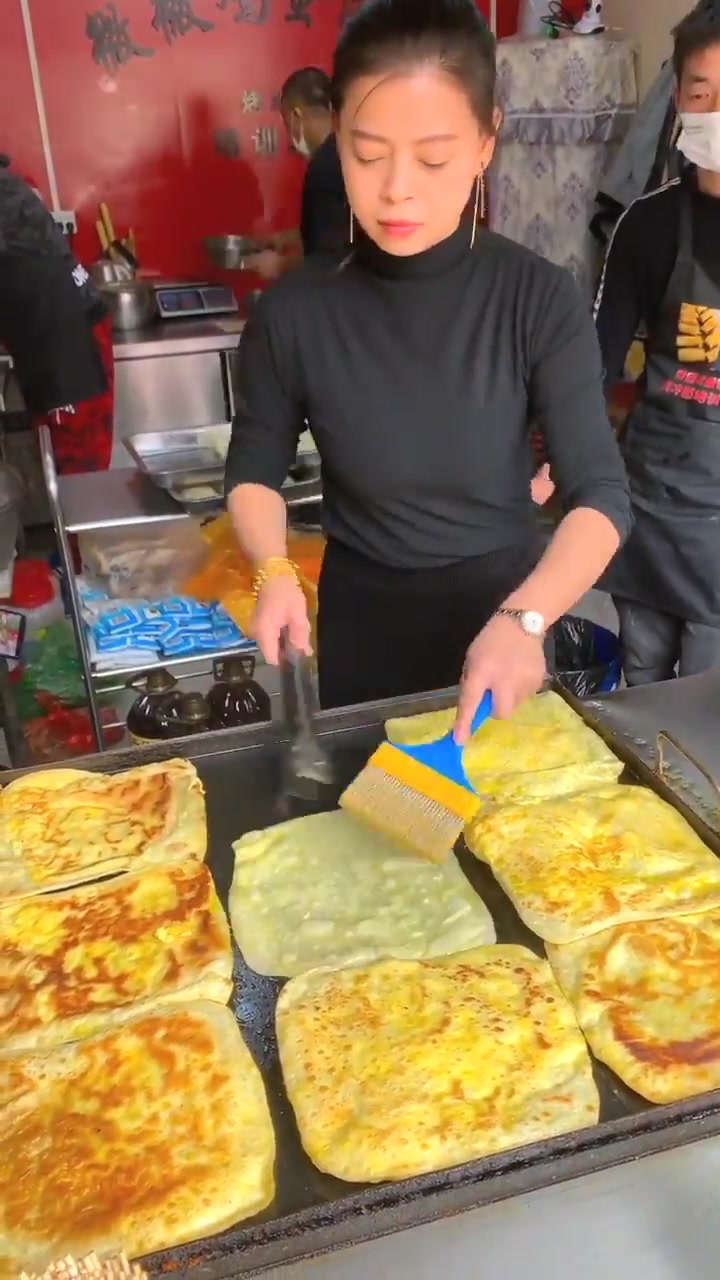 这才是真正的鸡蛋灌饼,接下来的一幕,网友:我都馋死了