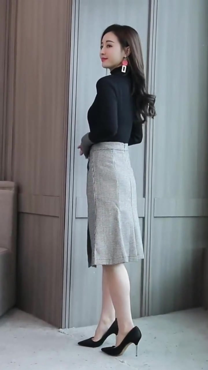 职场女神必备时尚穿搭,黑色打底搭配半身裙,尽显芊芊玉腿好身材