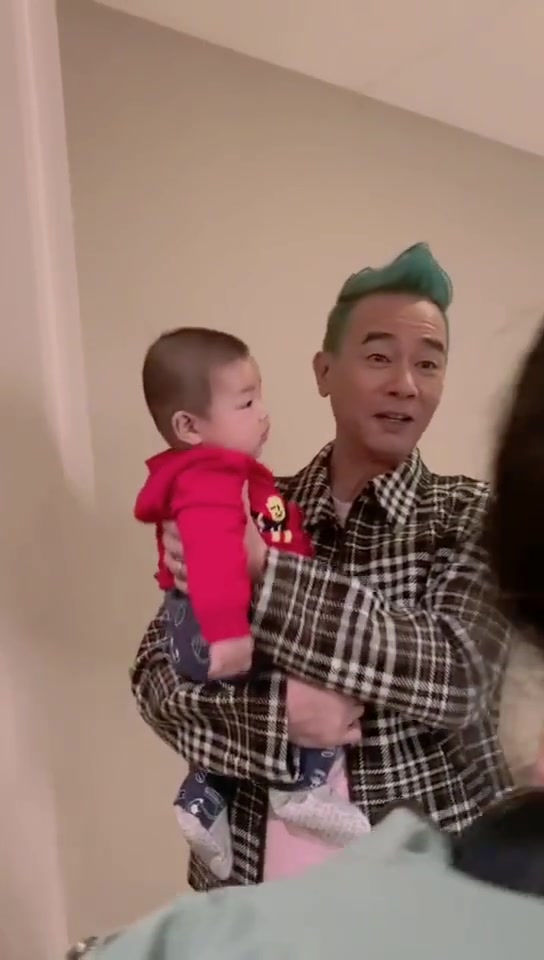 陈小春的发型真的很“山鸡”呀,太酷太潮了,越老越精神!