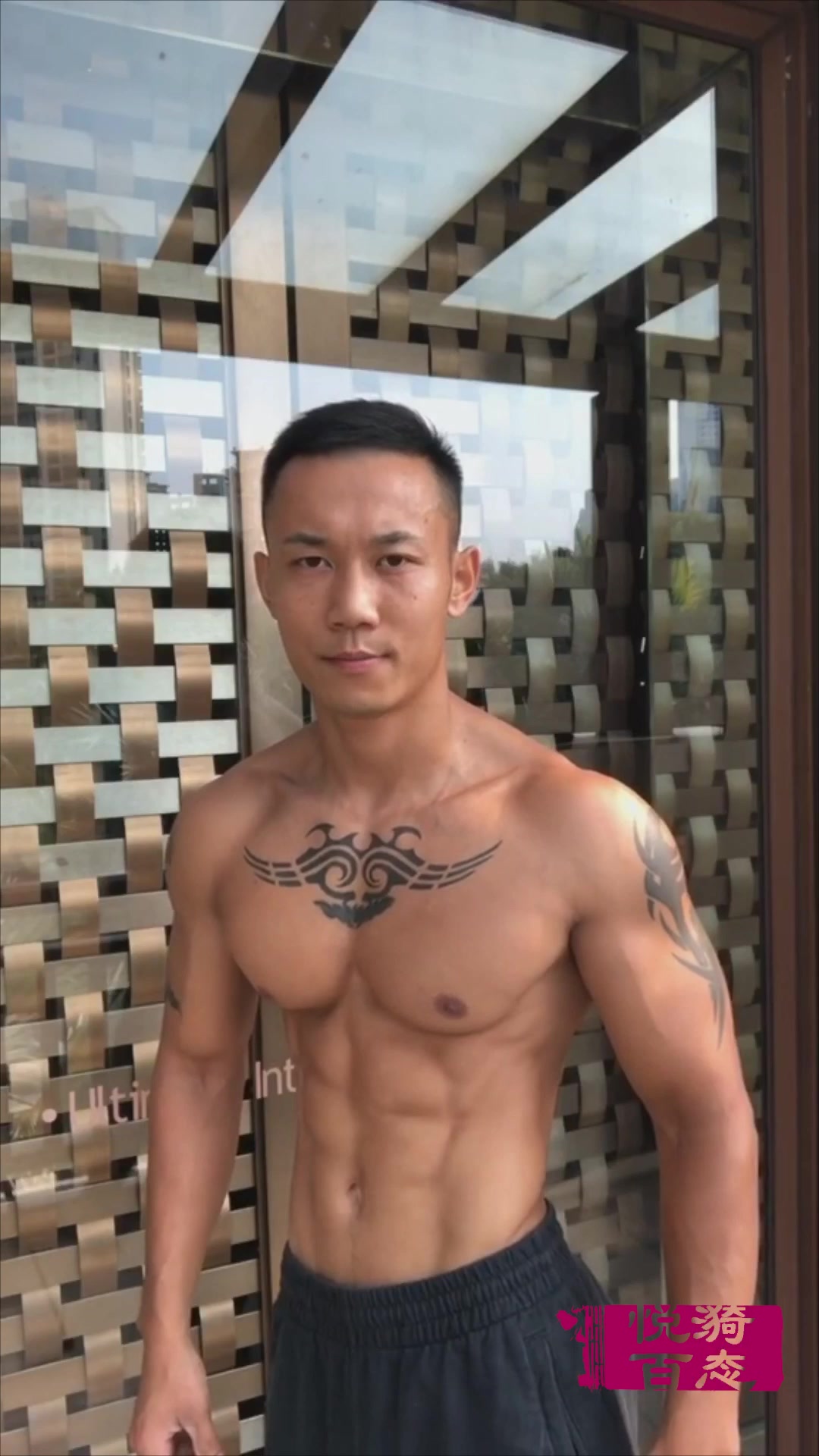 肌肉男黝黑的肤色下是结实的胸肌和腹肌,满满的荷尔蒙气息!
