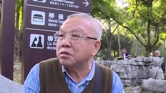 【老人公园溜大鹅引围观 能听懂呼唤寸步不离】近日,广西柳州柳侯公园内,73岁的黄作贤正在溜