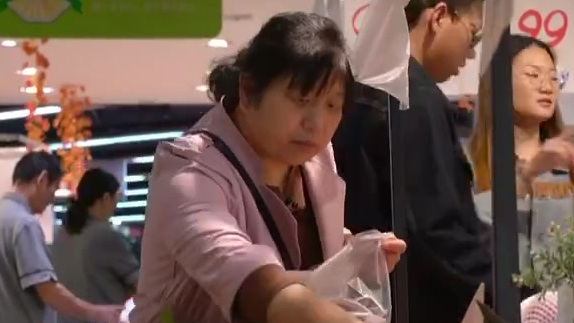 【传统超商“死磕”电商效率,靠1小时达凤凰涅槃】面对电商冲击,金华福泰隆超市的店员们难以接