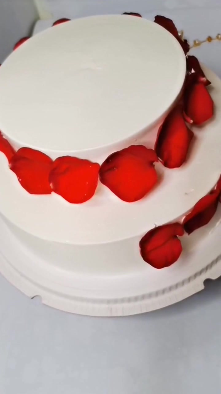 用玫瑰做个三层蛋糕