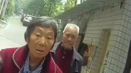 【孩子走失后只发朋友圈不报警?】近日,一名6岁男孩在重庆渝北某小区与家人走散,不记得家庭住
