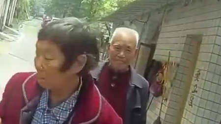 【孩子走失后只发朋友圈不报警?】近日,一名6岁男孩在重庆渝北某小区与家人走散,不记得家庭住