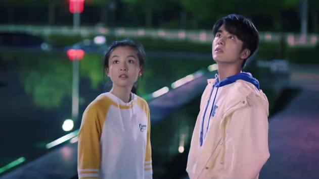 当速滑少女棠雪重逢冰球男神黎语冰,青梅竹马的故事由此续写,超甜预告甜蜜来袭,两人的碰撞会出