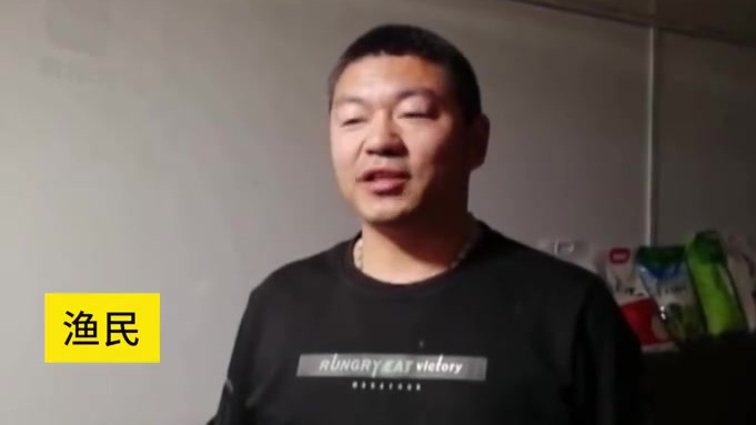 【渔民直播捕鱼意外捞上史氏鲟,被誉为水中大熊猫】11月2日,黑龙江虎林,渔民在乌苏里江直播