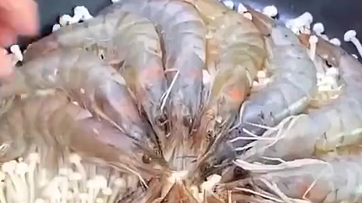 【看饿了!超美味的大虾做法】金针菇+大虾+蒜蓉,绝配做法,好吃到飞起,转存试试~