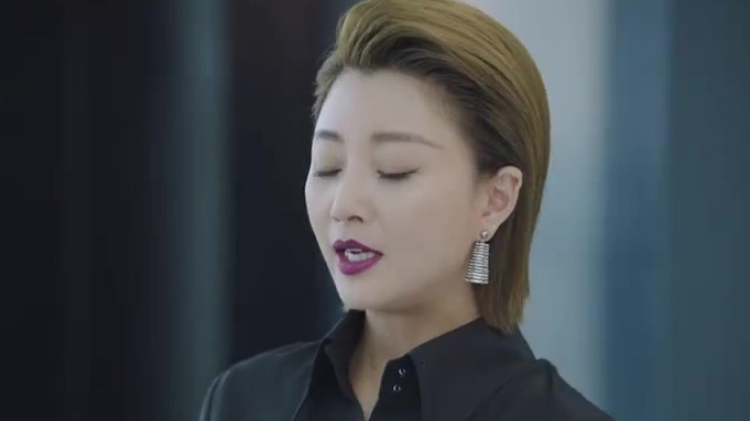 电视剧《正青春》今日曝光了首支“中国奇迹”版预告,预告里吴谨言饰演的章小鱼虽然是个职场萌新