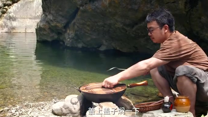 【湖北恩施嗦丢】中国少数民族的饮食,向来独具一格,剑走偏锋。在闻所未闻的食物中,黑暗料理只