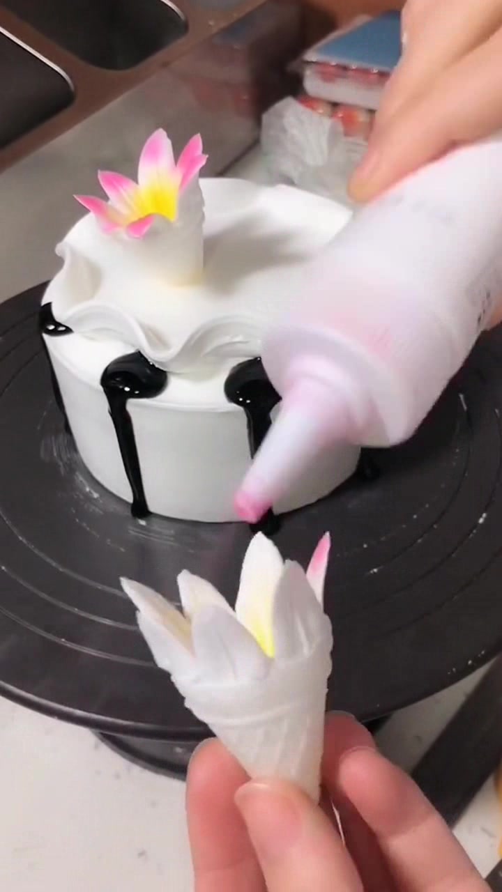 这个蛋糕有点意思啊,寓意出淤泥而不染?