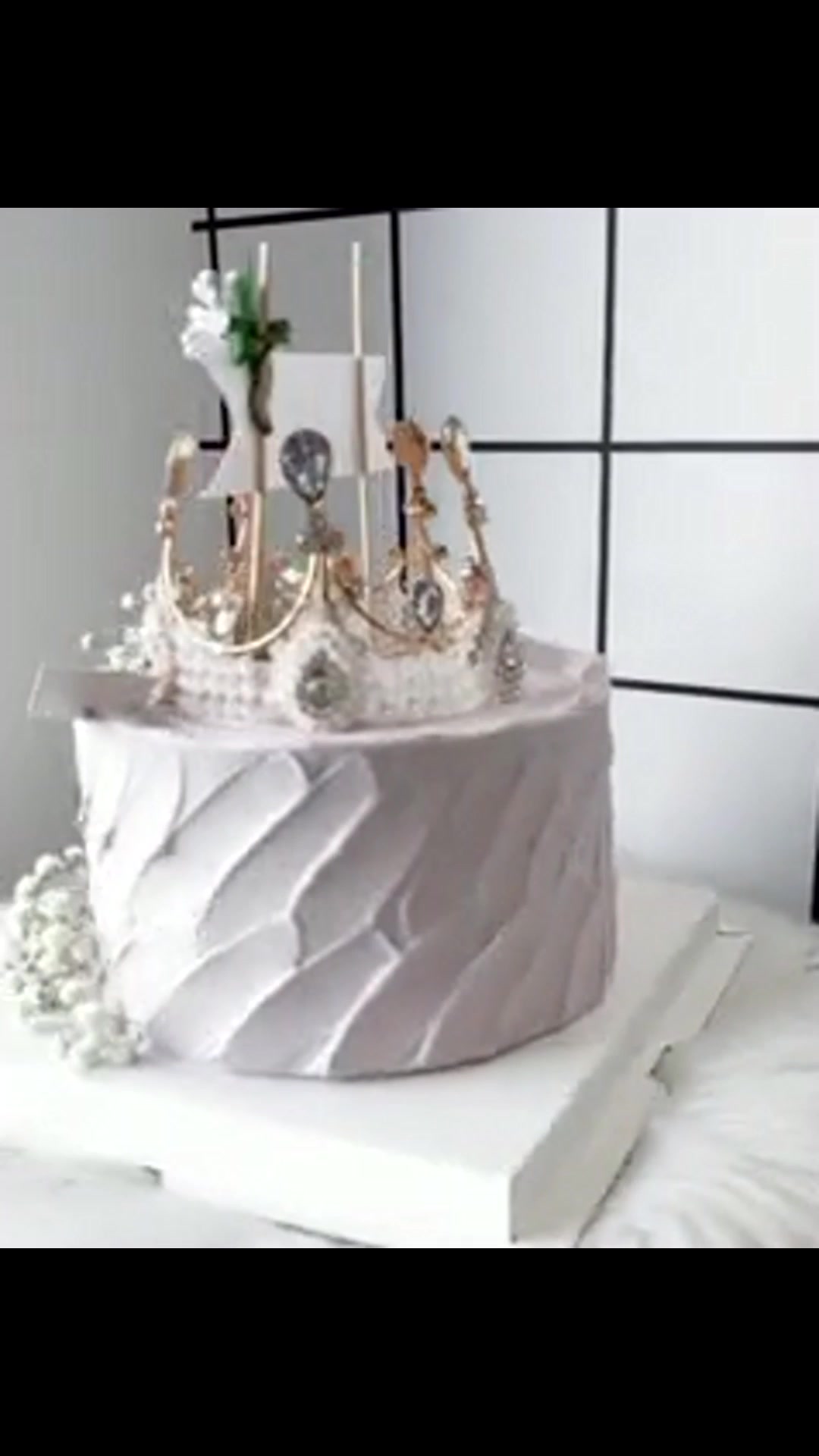 妹妹过生日,当哥哥的送她一个蛋糕,朋友们,你说她会喜欢吗?