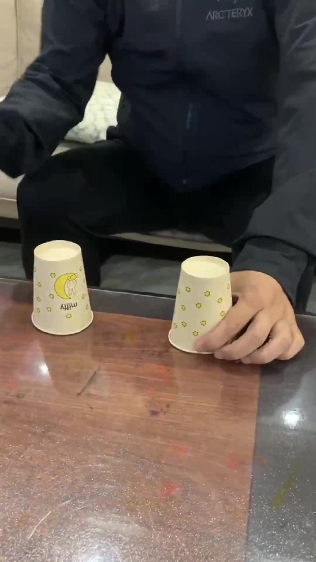 神奇魔术:只需要两个纸杯两个橘子,赶快学会去逗逗朋友!