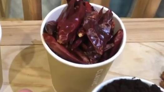 【重庆人老火锅泡脚引争议,中医解读:药食同源 ,但特定人群要慎泡】重庆渝中一家店推出用铁锅