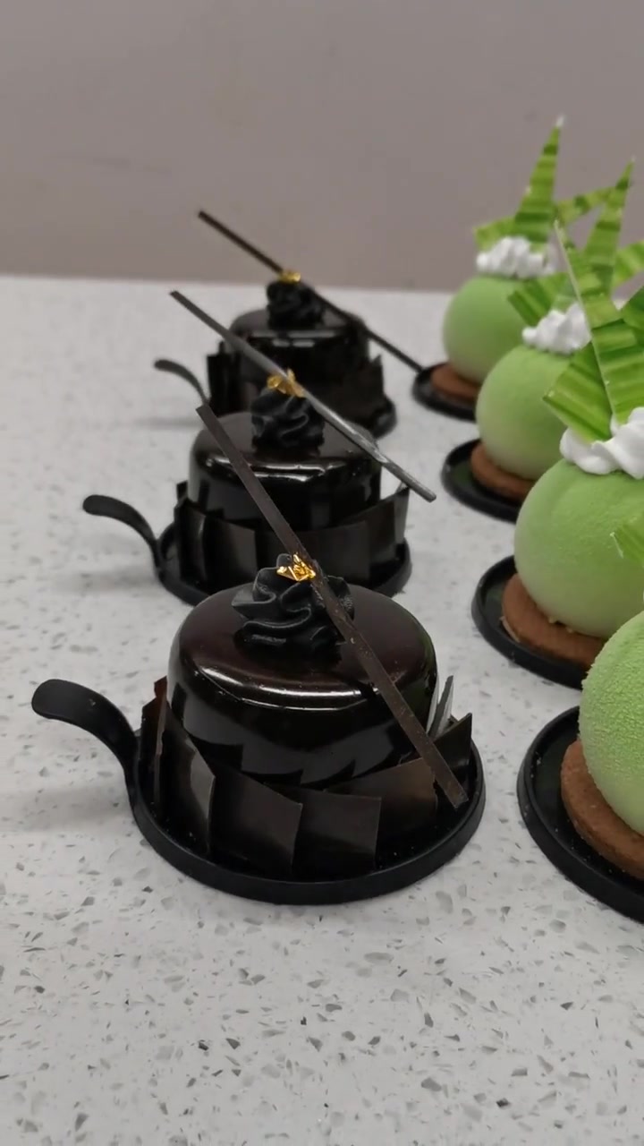 这样的仿真慕斯甜品,放到蛋糕店里陈列,感觉好像工艺品,喜欢!