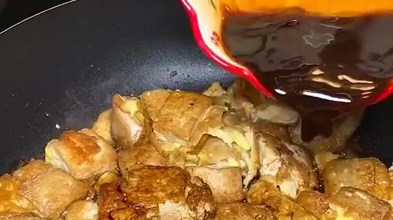 美食推荐【鸡蛋抱豆腐,你吃过吗?】鸡蛋抱豆腐,简单易做又好吃,这个降温的周末,试试这道热气