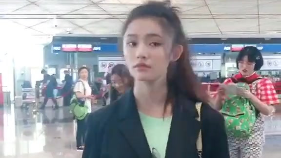   林允、周星驰电影《美人鱼》的女主角～跟之前比起来是胖啦一丢丢~