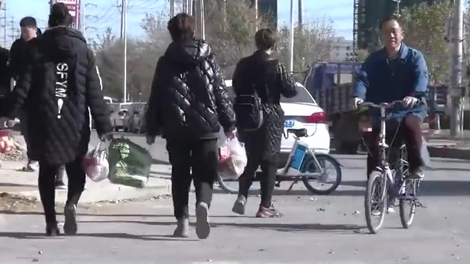 主要是居住条件改变了,没地方保存大白菜和大葱,如果有条件,囤菜和大葱的成本要冬天比去超市买
