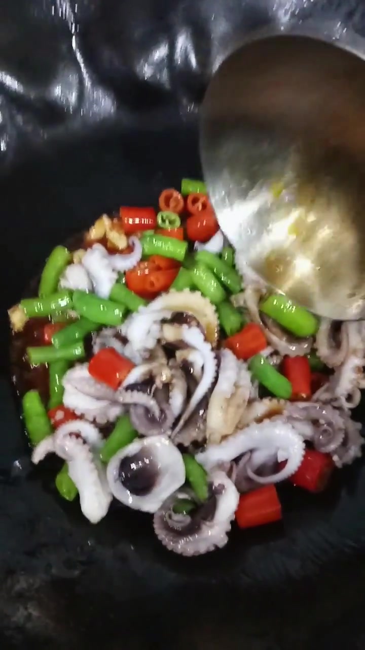 小炒八爪鱼教程,精品家常菜,色泽鲜亮,咸鲜微辣的一款家常菜!