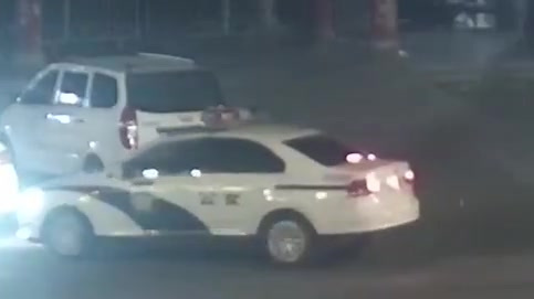 【演技派!民警吃夜宵时发现个网逃,不动声色一边吃面一边叫增援】11月13日晚,安徽亳州,民