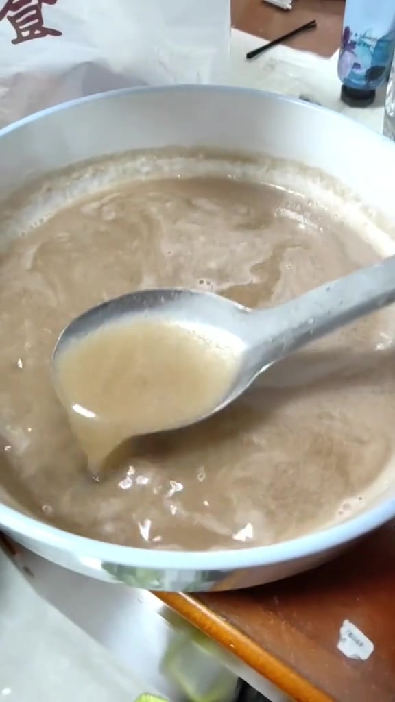 奶茶店的奶茶凉了之后自己加热就成这样了,请问大家还能喝吗