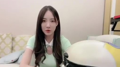 鲨鱼娘我宣布:衣物装箱大挑战开始! 这个挑战简单点说,就是主播行李箱里装多少件衣服,我鱼就