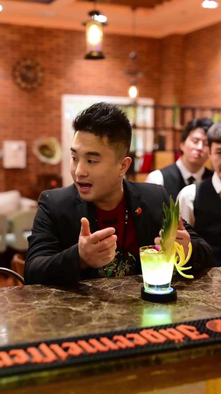 一杯好的鸡尾酒,装饰也很重要,加上这些显得更有趣了