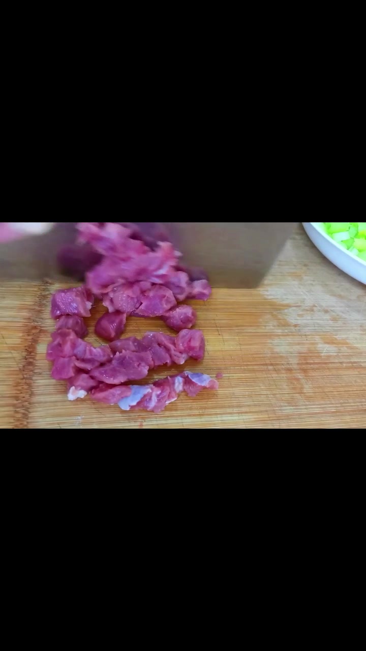 一个人吃饭也不能马虎,得有荤有素,《芹菜牛肉炒饭》