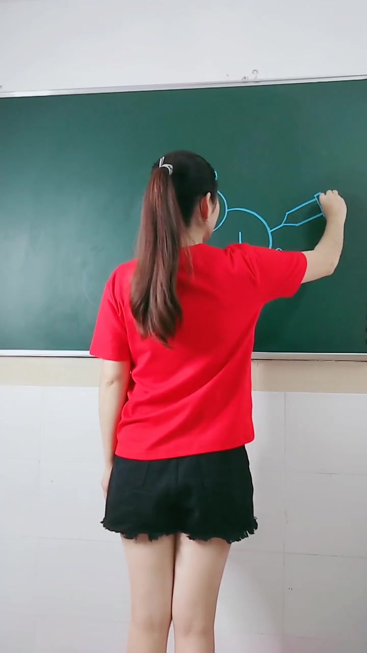 幼儿园身材很好的幼师,这次太拼了,冬天穿短裤画画,我都心疼她