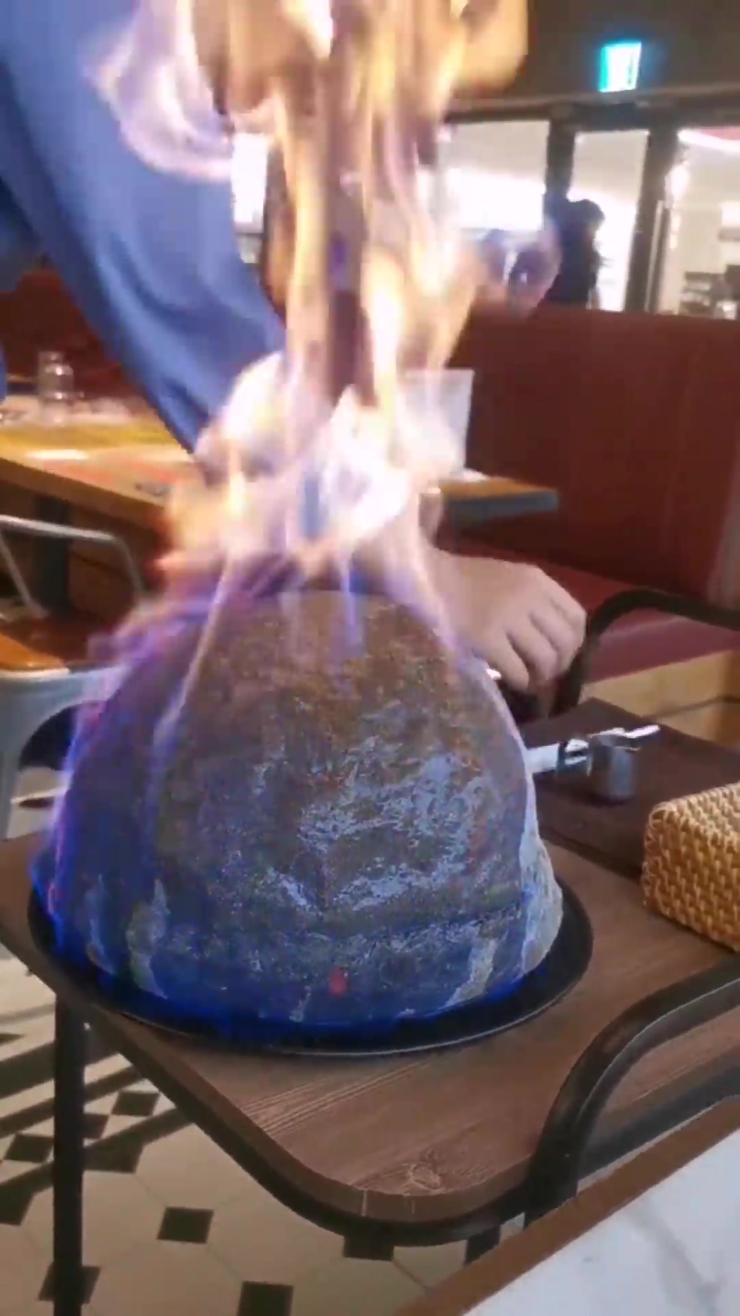 去吃披萨,看到服务员倒下去后的一幕,我瞬间不想吃了!