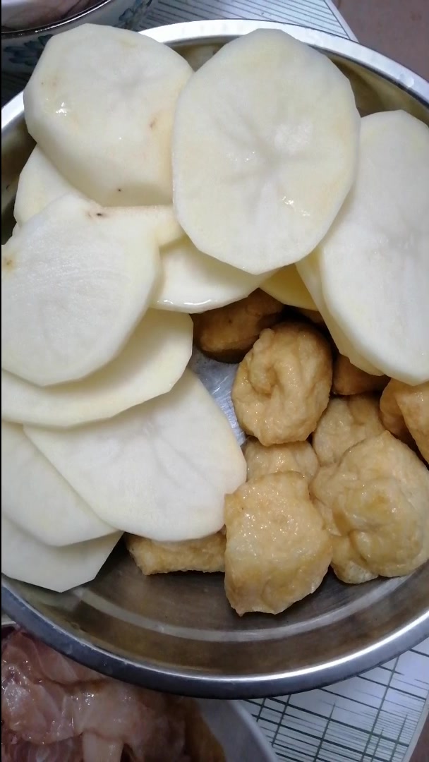 天冷了,在家做个脆皖鱼火锅,新鲜又美味