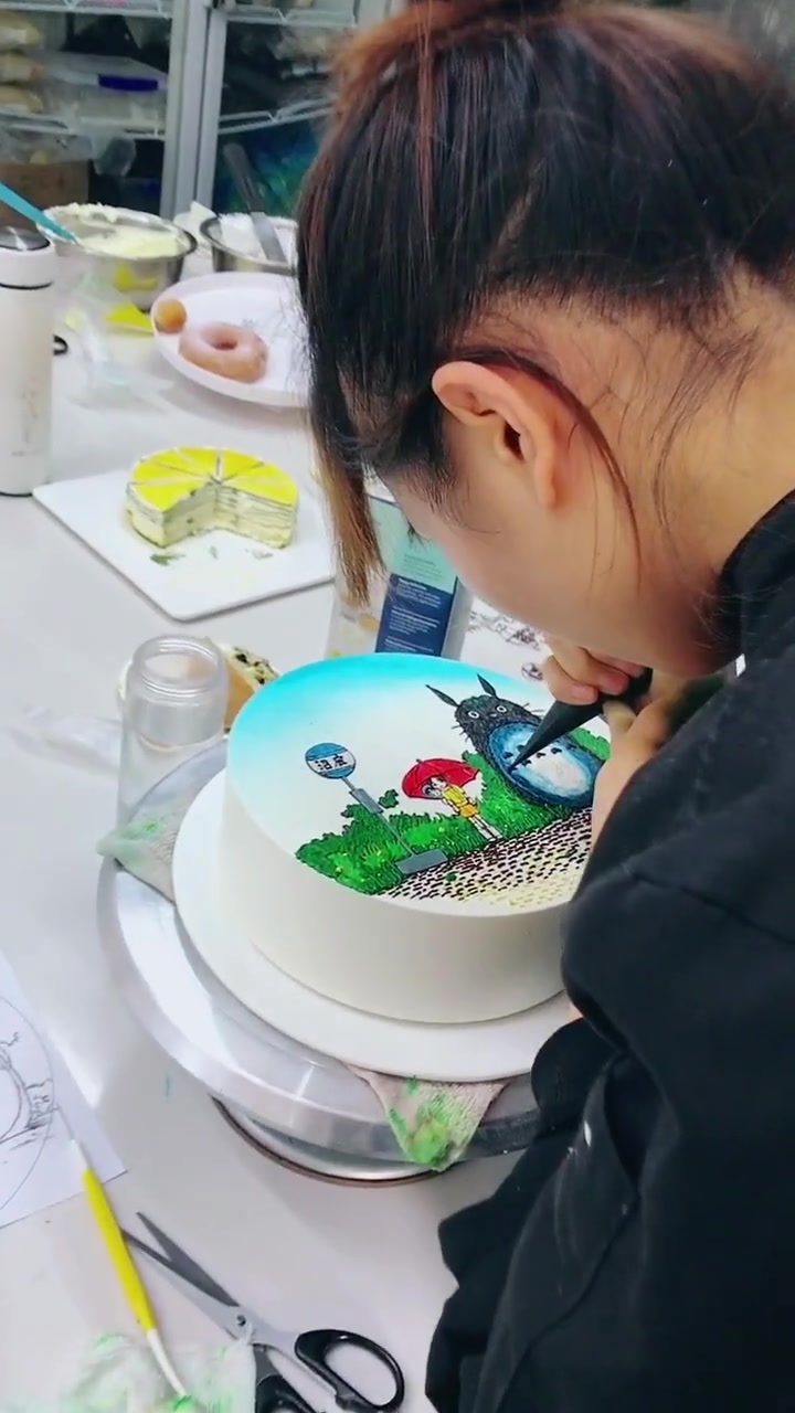 美女蛋糕师就是心灵手巧,这一款手绘蛋糕,买了都不舍得吃掉!