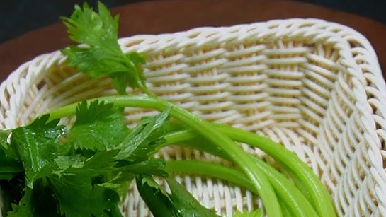 【家庭版麻辣香锅】想吃麻辣香锅,在家也能做!备好自己喜欢的食材,想吃什么放什么,美味过瘾,